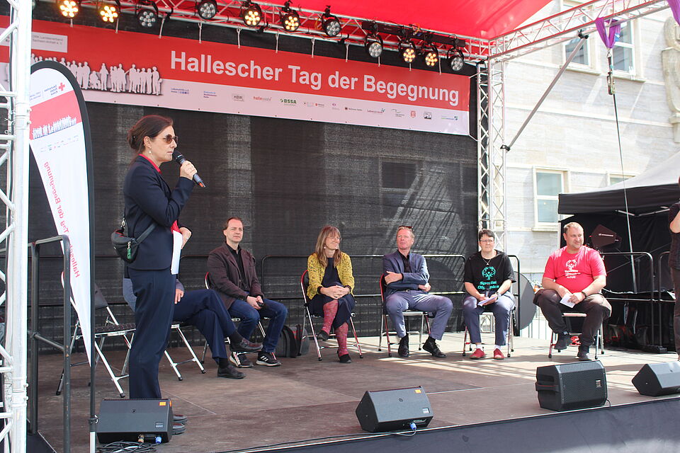 Prominent besetzte Talkrunde, in der Zielsetzungen für 2024 besprochen und festgehalten wurden.